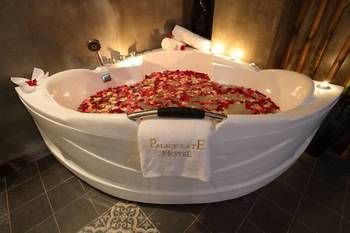 Deep Soaking Bathtub